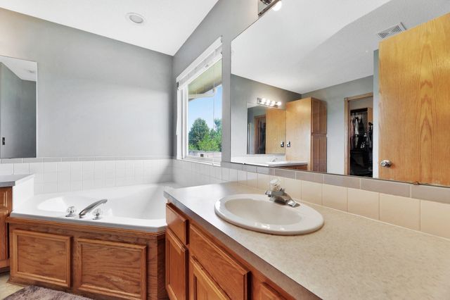 223 Wheatridge Dr, Newton, KS 67114