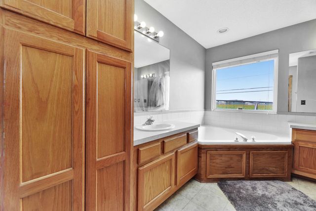 223 Wheatridge Dr, Newton, KS 67114