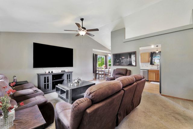 223 Wheatridge Dr, Newton, KS 67114