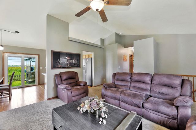 223 Wheatridge Dr, Newton, KS 67114