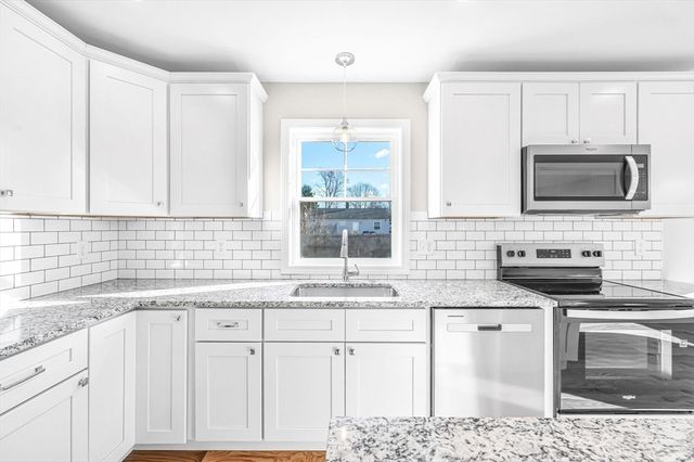 39 Wallace St, Springfield, MA 01119