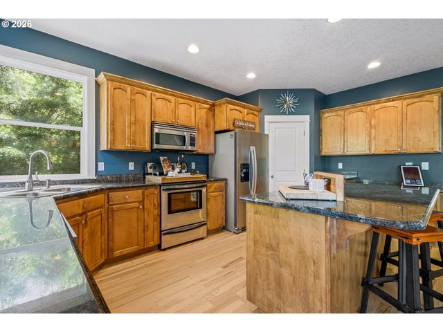 555 N DECLARATION Dr, Carlton, OR 97111