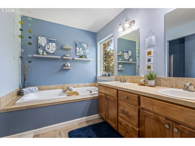 555 N DECLARATION Dr, Carlton, OR 97111