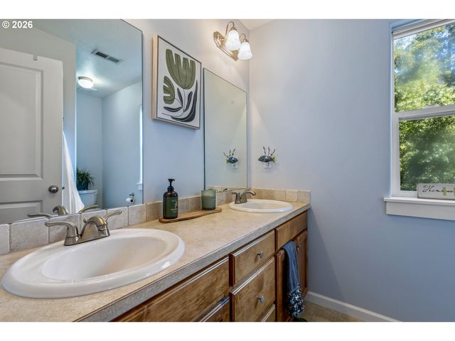 555 N DECLARATION Dr, Carlton, OR 97111