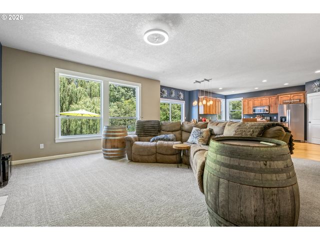 555 N DECLARATION Dr, Carlton, OR 97111