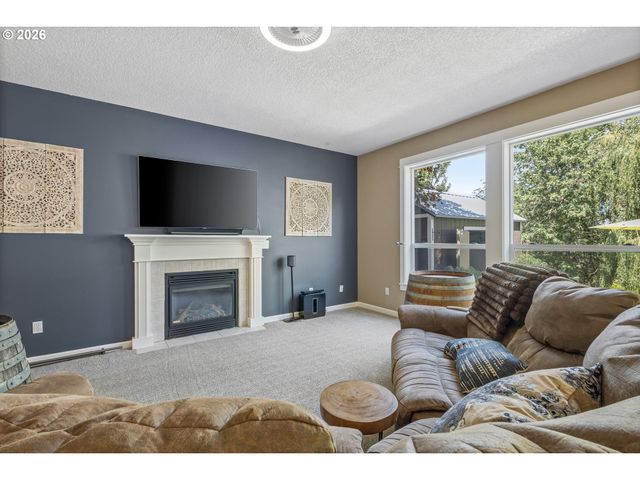 555 N DECLARATION Dr, Carlton, OR 97111