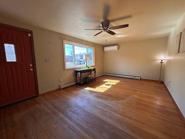 240 Mccarthy Ave, Chicopee, MA 01020