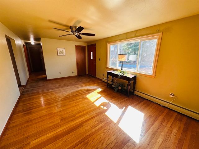 240 Mccarthy Ave, Chicopee, MA 01020