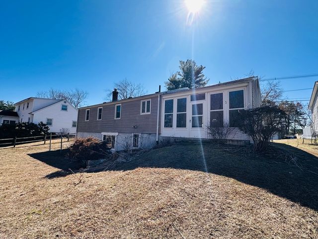 240 Mccarthy Ave, Chicopee, MA 01020