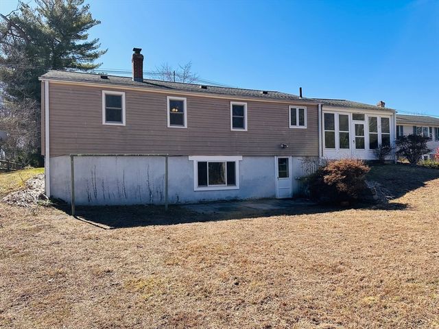 240 Mccarthy Ave, Chicopee, MA 01020