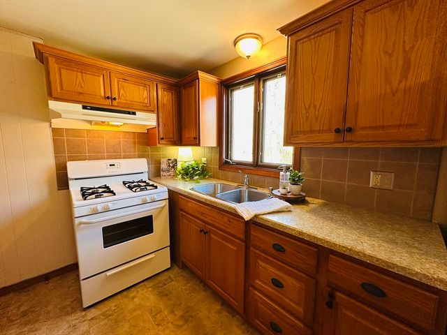 240 Mccarthy Ave, Chicopee, MA 01020