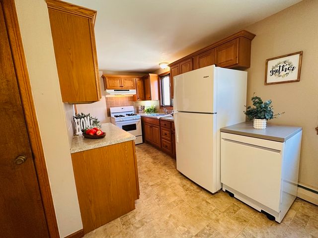 240 Mccarthy Ave, Chicopee, MA 01020