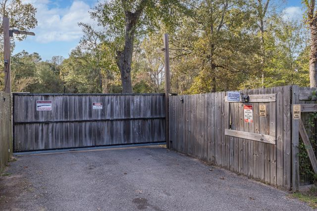 17 W Old Field Drive, Huffman, TX 77336