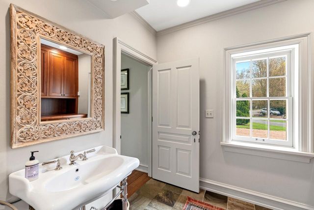 11533 Parkview DRIVE, Mequon, WI 53092