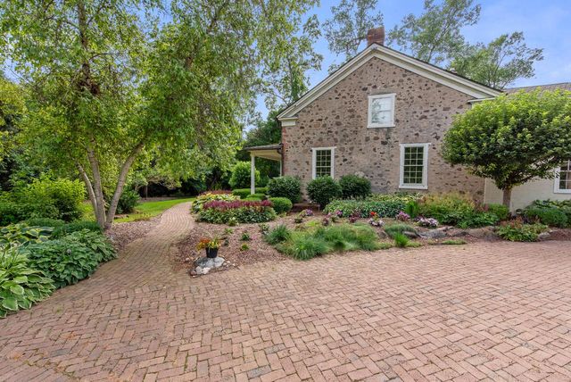 11533 Parkview DRIVE, Mequon, WI 53092