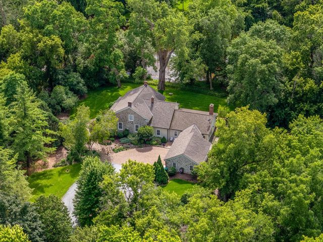 11533 Parkview DRIVE, Mequon, WI 53092