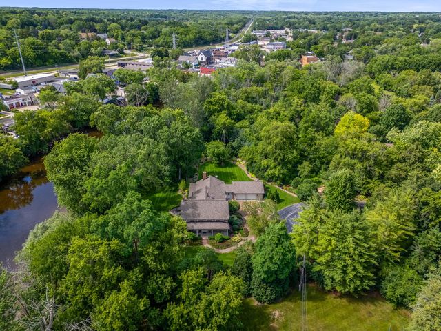11533 Parkview DRIVE, Mequon, WI 53092