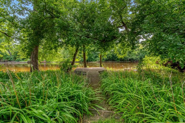 11533 Parkview DRIVE, Mequon, WI 53092