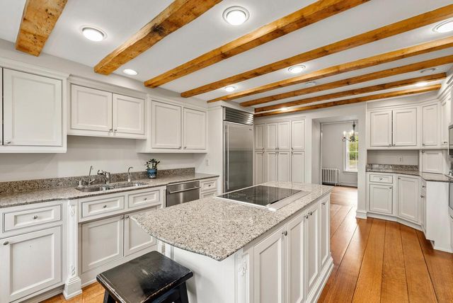 11533 Parkview DRIVE, Mequon, WI 53092