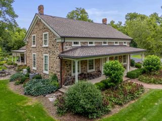 11533 Parkview DRIVE, Mequon, WI 53092