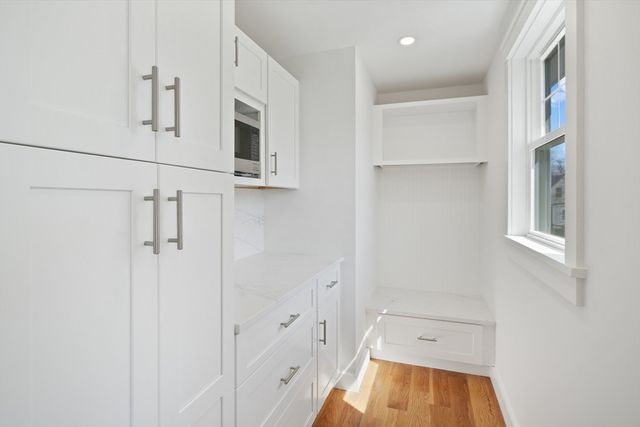 33 Vineyard Ave, Oak Bluffs, MA 02557