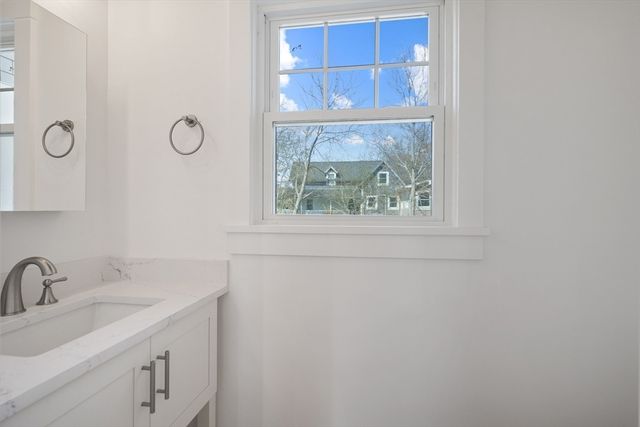 33 Vineyard Ave, Oak Bluffs, MA 02557