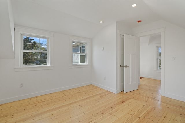 33 Vineyard Ave, Oak Bluffs, MA 02557