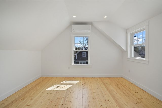 33 Vineyard Ave, Oak Bluffs, MA 02557