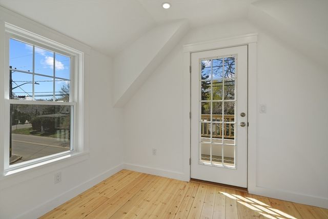 33 Vineyard Ave, Oak Bluffs, MA 02557
