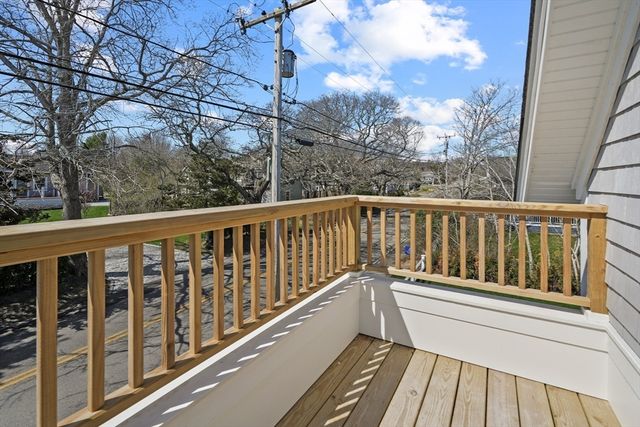 33 Vineyard Ave, Oak Bluffs, MA 02557