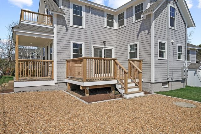 33 Vineyard Ave, Oak Bluffs, MA 02557
