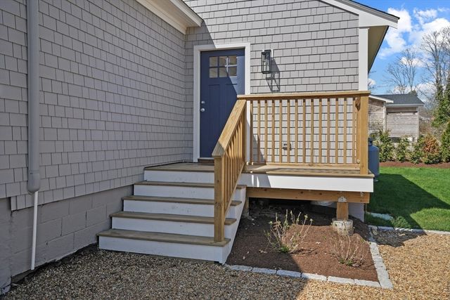 33 Vineyard Ave, Oak Bluffs, MA 02557