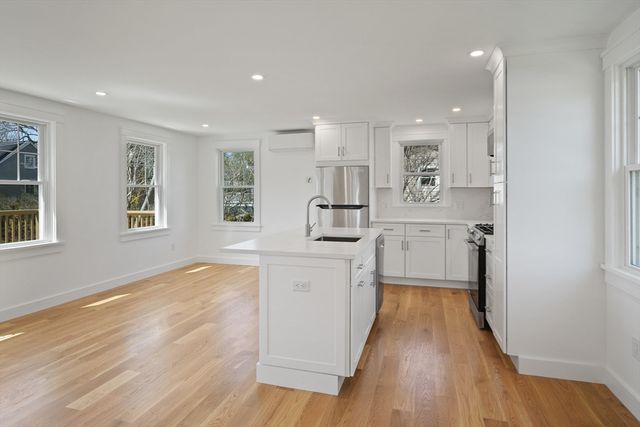 33 Vineyard Ave, Oak Bluffs, MA 02557