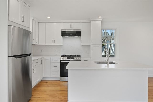 33 Vineyard Ave, Oak Bluffs, MA 02557