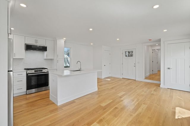 33 Vineyard Ave, Oak Bluffs, MA 02557