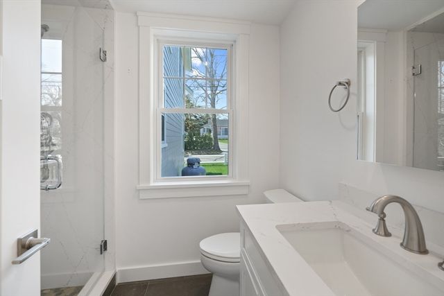 33 Vineyard Ave, Oak Bluffs, MA 02557