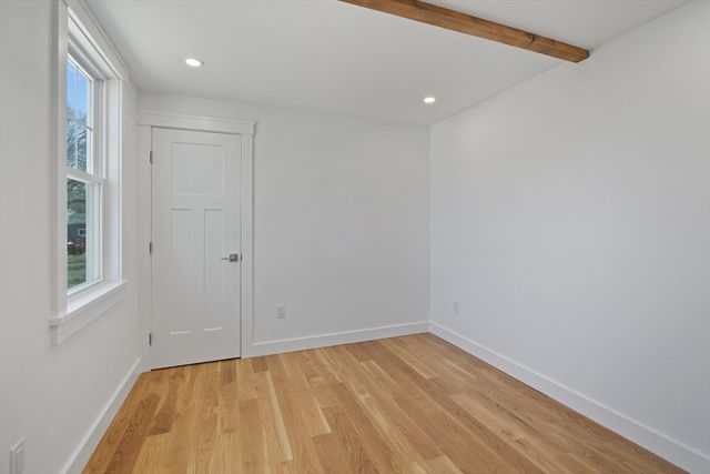 33 Vineyard Ave, Oak Bluffs, MA 02557
