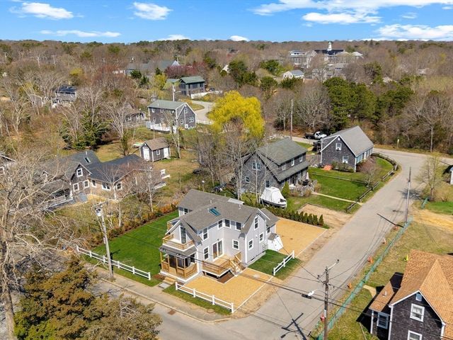 33 Vineyard Ave, Oak Bluffs, MA 02557