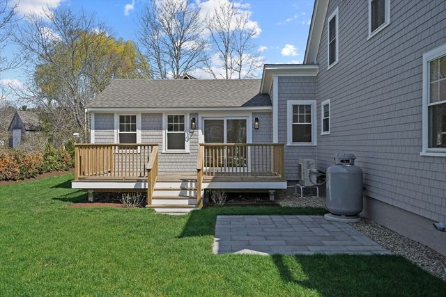 33 Vineyard Ave, Oak Bluffs, MA 02557