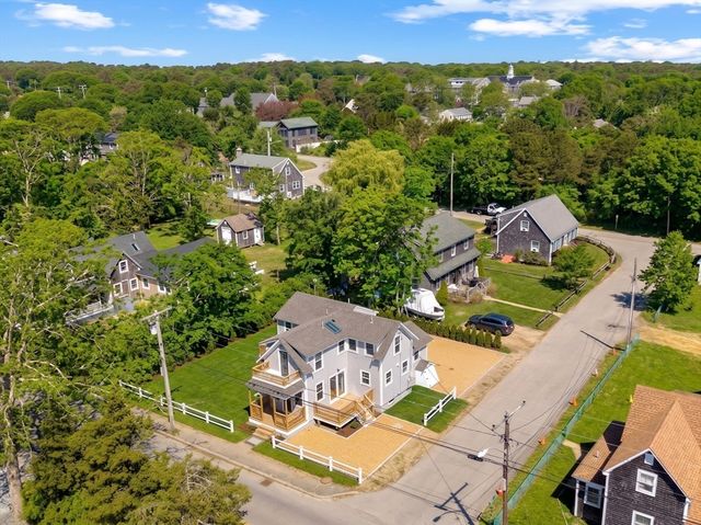 33 Vineyard Ave, Oak Bluffs, MA 02557
