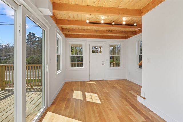 33 Vineyard Ave, Oak Bluffs, MA 02557
