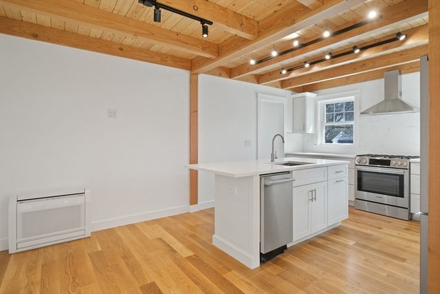 33 Vineyard Ave, Oak Bluffs, MA 02557
