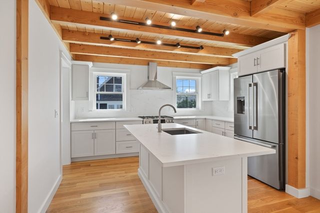 33 Vineyard Ave, Oak Bluffs, MA 02557
