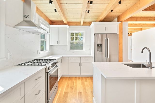 33 Vineyard Ave, Oak Bluffs, MA 02557