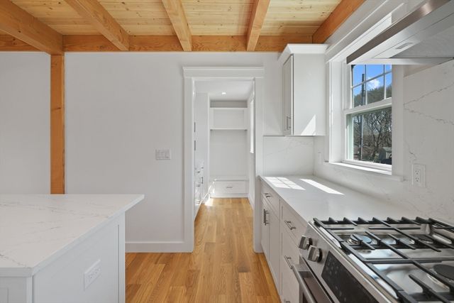 33 Vineyard Ave, Oak Bluffs, MA 02557