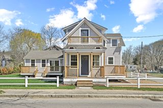 33 Vineyard Ave, Oak Bluffs, MA 02557