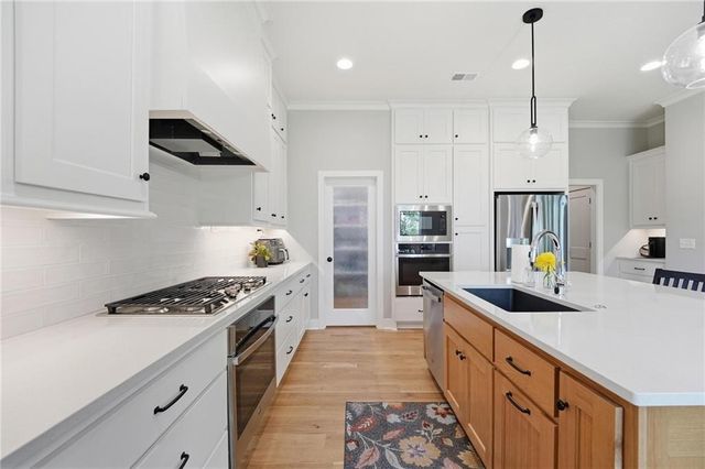 11442 S Montclaire Drive, Olathe, KS 66061