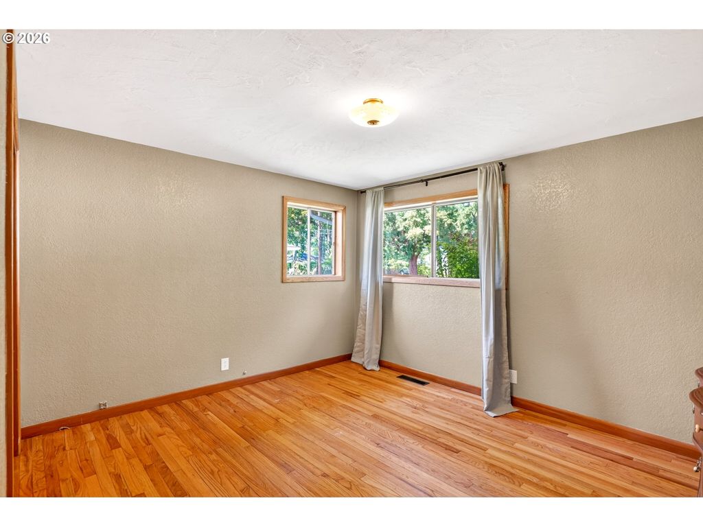 Image 11 of property listing at 1340 Nw THOMSEN Ln, Mc Minnville, OR 97128
