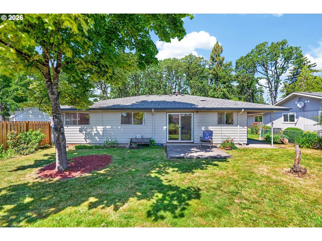Image 15 of property listing at 1340 Nw THOMSEN Ln, Mc Minnville, OR 97128
