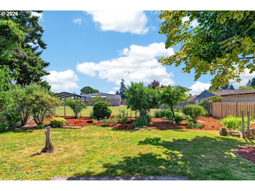 Image 16 of property listing at 1340 Nw THOMSEN Ln, Mc Minnville, OR 97128